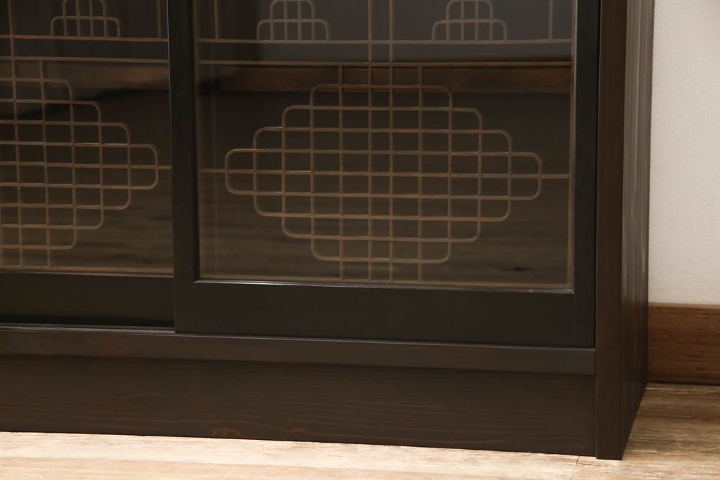 ラフジュ工房オリジナル　古建具リメイク　特徴的な組子が目を引く収納棚(戸棚、飾り棚、キャビネット)(R-062265)