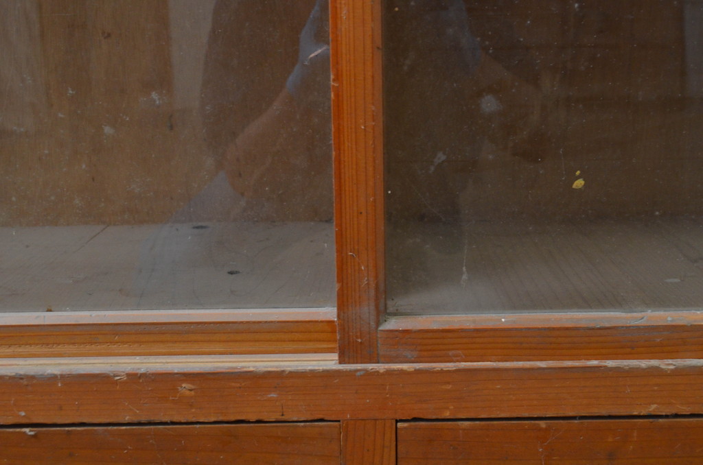 和製アンティーク　レトロな雰囲気の重ねガラス戸棚(収納棚、キャビネット、食器棚、陳列棚、店舗什器)(R-068474)