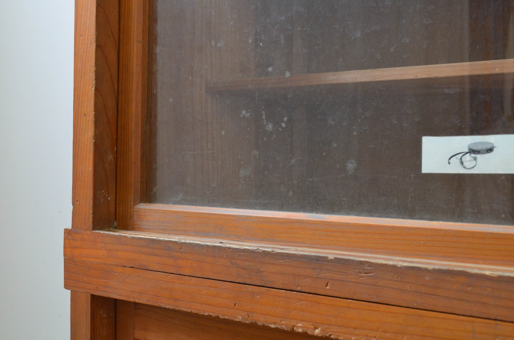 和製アンティーク　レトロな雰囲気のガラス戸棚サイドボード(収納棚、食器棚、サイドキャビネット)(R-068475)