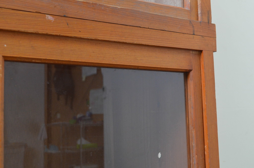 和製アンティーク　引き出し付き　レトロな雰囲気のガラス戸棚サイドボード(収納棚、食器棚、サイドキャビネット)(R-068476)