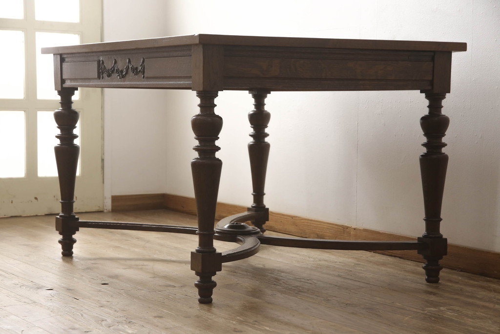 フランスアンティーク　オーク材　パーケット天板と上品で凝ったデザインが魅力的なダイニングテーブル(2人掛け、4人掛けテーブル)(R-060194)