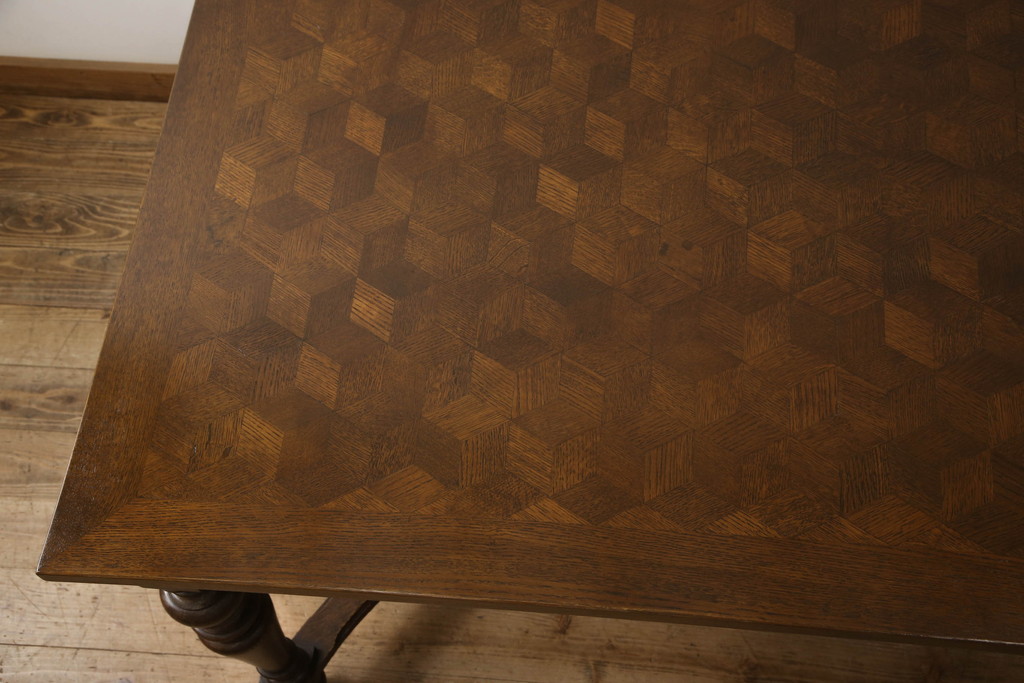 フランスアンティーク　オーク材　パーケット天板と上品で凝ったデザインが魅力的なダイニングテーブル(2人掛け、4人掛けテーブル)(R-060194)