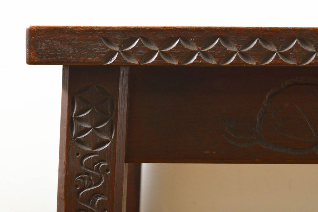 和製ビンテージ　彫刻家　山根八春(やまねやつはる、はっしゅん)　椿の図柄が華やかな空間を演出してくれるローテーブル(センターテーブル、リビングテーブル、サイドテーブル、コーヒーテーブル、カフェテーブル、ヴィンテージ)(R-062422)