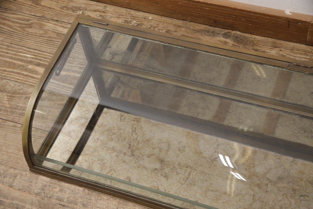 【セミオーダー家具実例】フランスアンティークの卓上ショーケースに高品質リペアを施しました。ガラスのみお掃除をし、それ以外の部分は経年変化の状態をそのままに。通常使用に問題がない程度に可動部の調整をしました。(ガラスケース、Rガラス、陳列棚)