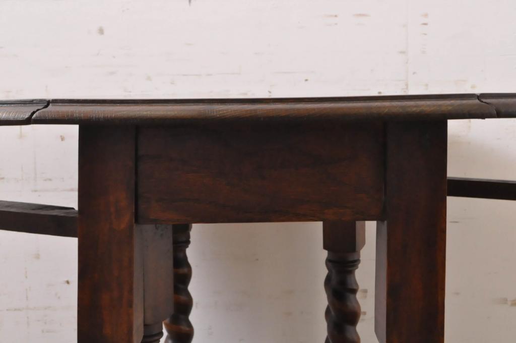 イギリスアンティーク　オーク材　脚のデザインが美しいツイストレッグのバタフライテーブル(エクステンションテーブル、ダイニングテーブル、ラウンドテーブル、2人掛け、4人掛け、食卓、英国)(R-068169)