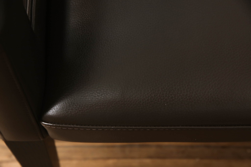 中古　超美品　Cassina(カッシーナ)　CATHERINE MEMMI(カトリーヌ・メミ)　本革　シンプルでシックなデザインが魅力的なアームチェア(ダイニングチェア、椅子、イス)(定価約21万円)(R-058672)
