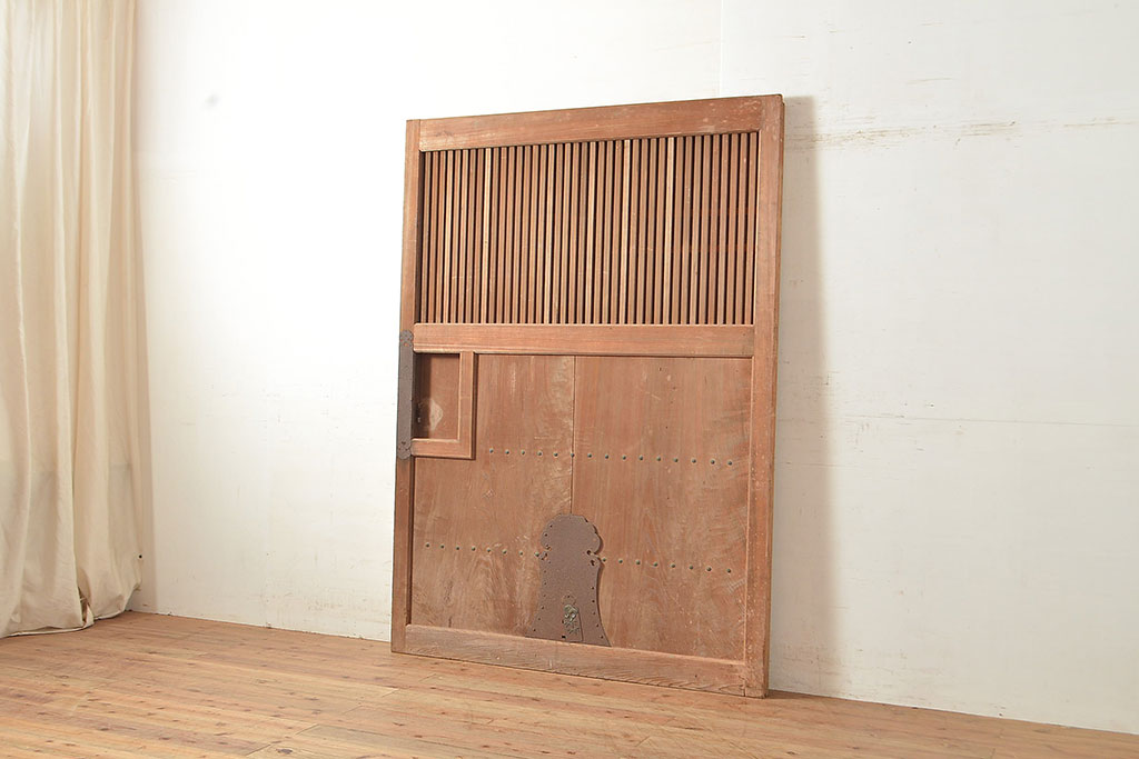 アンティーク建具　粋な和の雰囲気を盛り上げるヒノキ材製の蔵戸(引き戸、玄関戸)(R-048603)