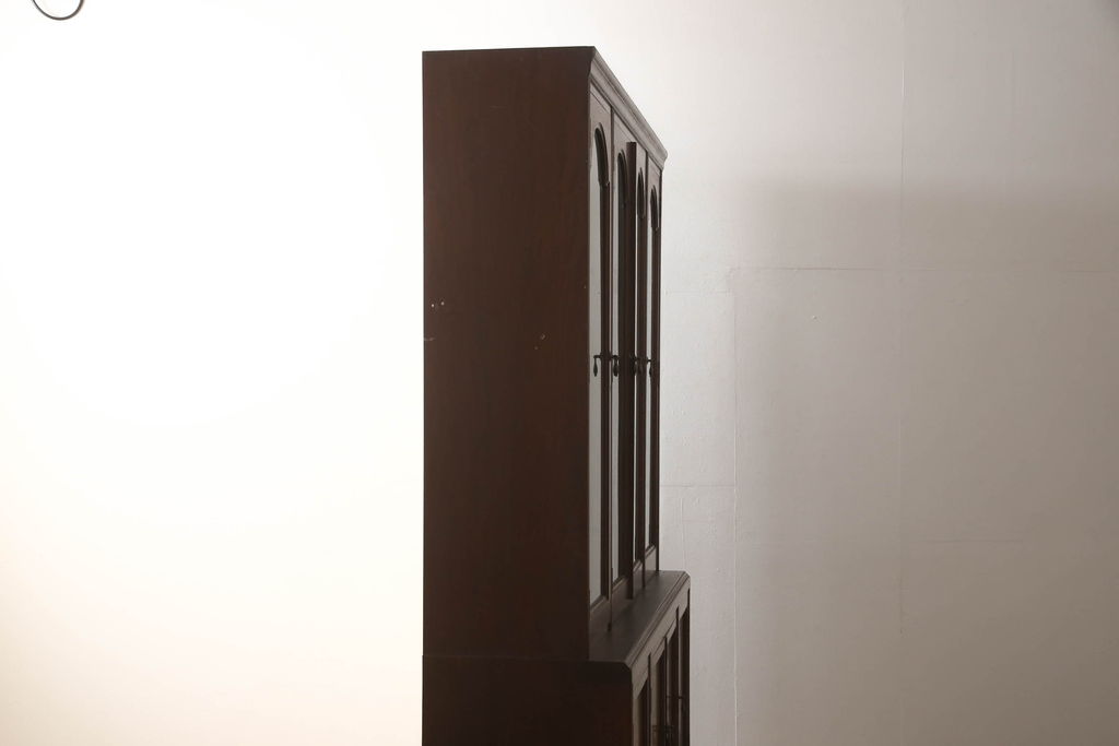 和製アンティーク　大正〜昭和初期　ヨーロピアンなモダンデザインが目を惹く、クラシカルな雰囲気のキャビネット(食器棚、飾り棚、収納棚、戸棚、カップボード、本箱、ブックケース)(R-062360)