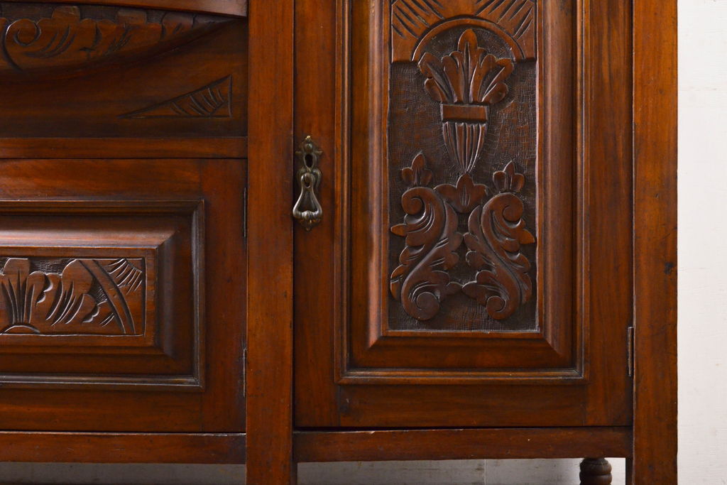 イギリスアンティーク　艶と深みのある色合いが美しい!!高級マホガニー材に繊細な彫刻を施したパーラーキャビネット(飾り棚、戸棚、収納棚)(R-062390)