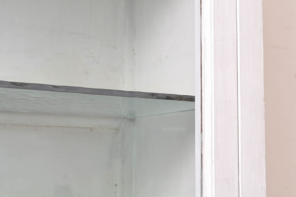 和製アンティーク　ホワイトカラーが可愛らしいケビントガラスケース(デンタルケース、デンタルキャビネット、ショーケース、陳列棚、飾り棚、収納棚、戸棚)(R-062642)