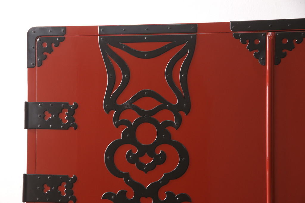 高級品　美品　朱塗り　桐材　金具の黒と朱色のコントラストが鮮やかな米沢箪笥(ワードローブ、洋服タンス、民芸箪笥、和たんす、引き出し)(R-057260)