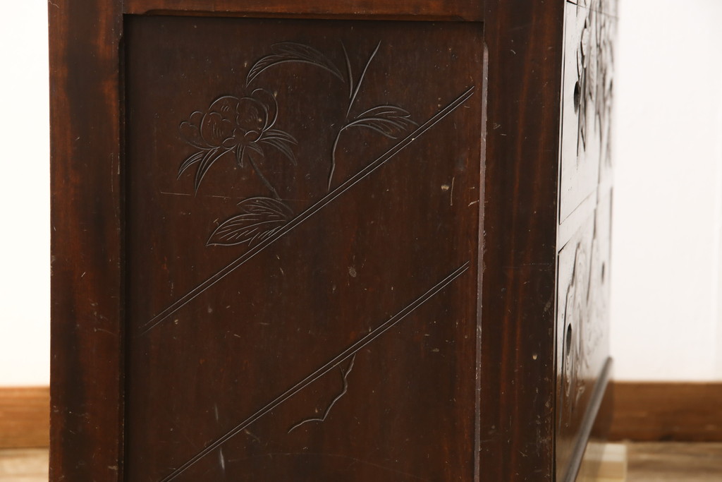 和製ビンテージ　希少!　大胆にあしらわれた花の図柄が目を引く軽井沢彫りチェスト(引き出し、衣装タンス、ヴィンテージ)(R-058662)