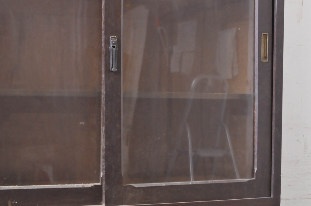 和製アンティーク　ナラ(楢)材　昭和レトロな雰囲気漂う二段重ね収納棚(食器棚、カップボード、戸棚、キャビネット、本箱、ブックケース)(R-068538)