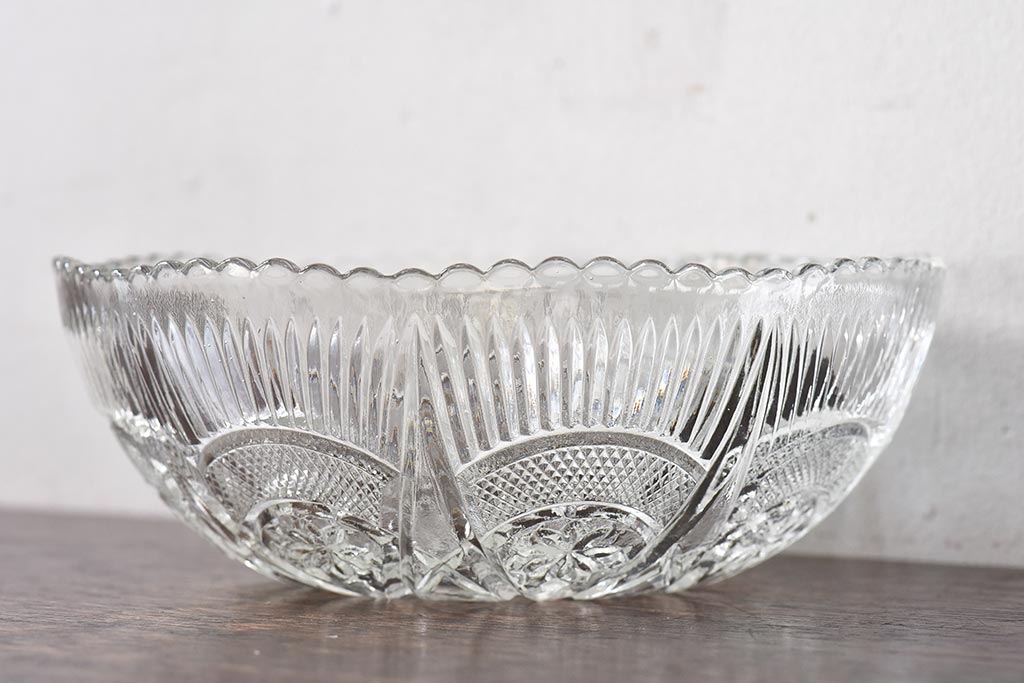 アンティーク雑貨　昭和レトロ　上品な雰囲気漂うガラス鉢(深皿、器、プレスガラス)