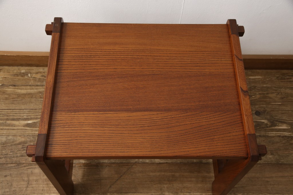 中古　美品　高級　国産品手造り　総欅(ケヤキ)材　漆塗り　シンプルなデザインの中に品を感じるサイドテーブル(ローテーブル、コーヒーテーブル)(R-057913)