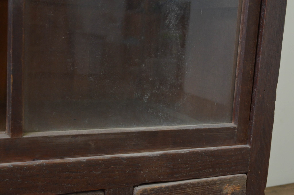 和製アンティーク　レトロな佇まいが魅力的なガラス戸棚サイドボード(収納棚、食器棚、サイドキャビネット)(R-069094)