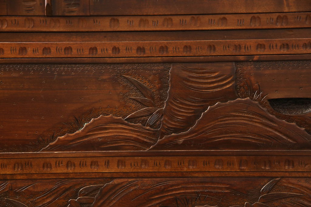 中古　伝統工芸　軽井沢彫り　衣装盆付き　咲き誇る桜の彫りに目が奪われる重ねタンス(和たんす、着物箪笥、収納箪笥、引き出し、衣装箪笥)(R-062533)