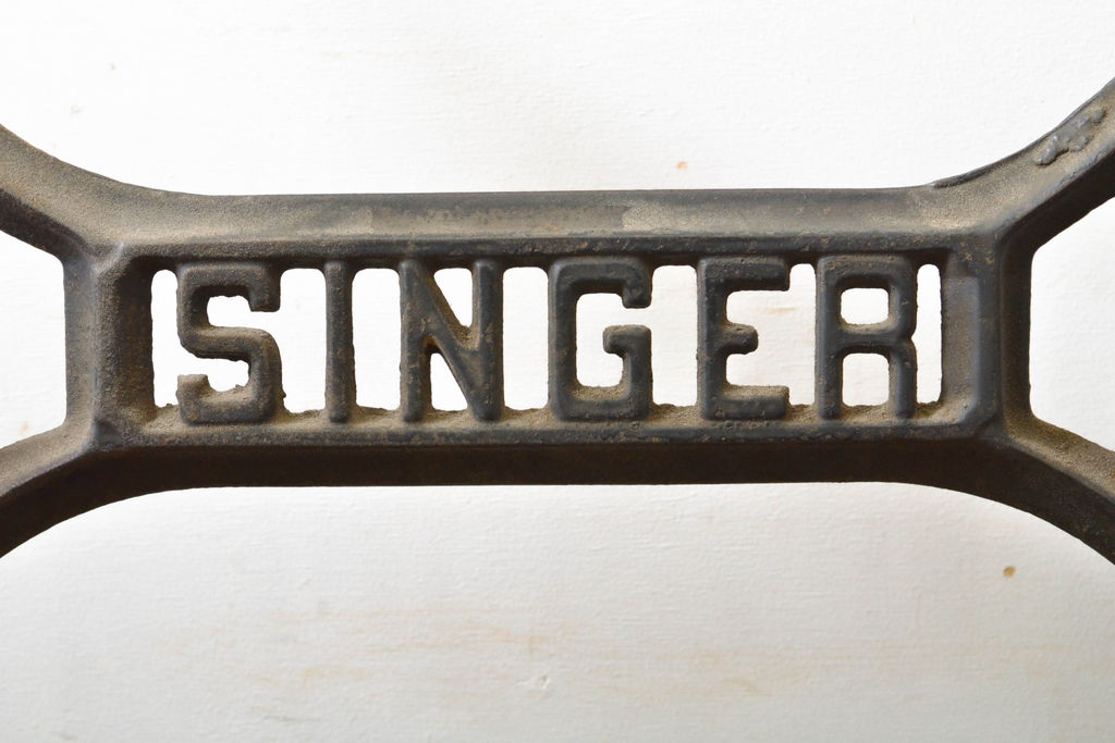 イギリスアンティーク　SINGER(シンガー)社　レトロな佇まいがお洒落なミシンの鉄脚(シンガーミシン、ミシンテーブル、ミシン台、バタフライテーブル)(R-061911)
