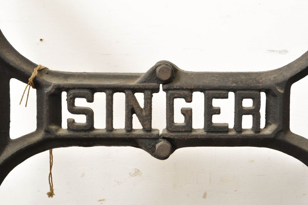 イギリスアンティーク　SINGER(シンガー)社　レトロな佇まいがお洒落なミシンの鉄脚(シンガーミシン、ミシンテーブル、ミシン台、バタフライテーブル)(R-061938)