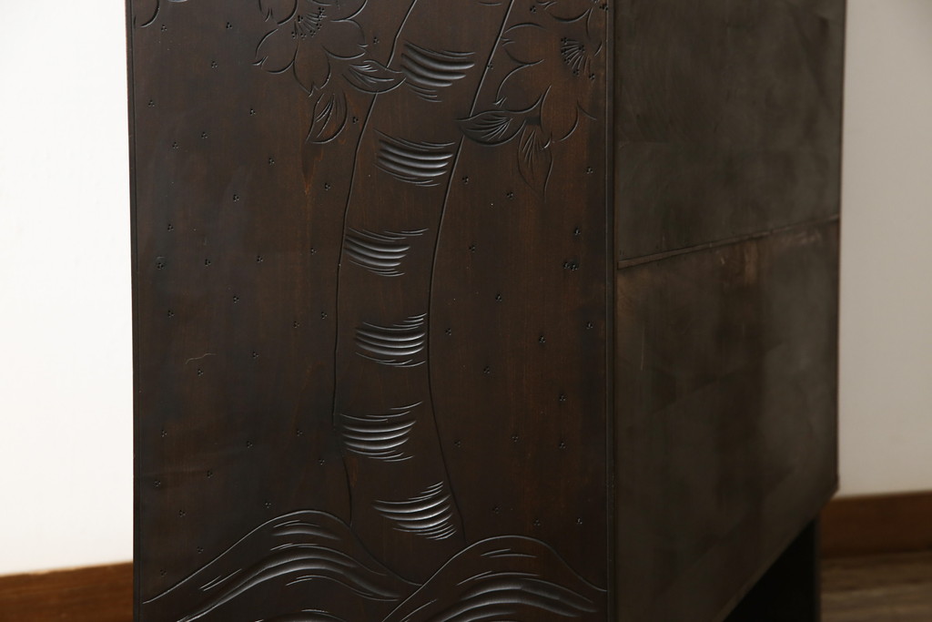 中古　美品　軽井沢彫り　咲き誇る桜の彫りが見事な茶箪笥(サイドボード、サイドキャビネット、収納棚、飾り棚、茶棚、茶タンス)(定価約100万円)(R-052189)