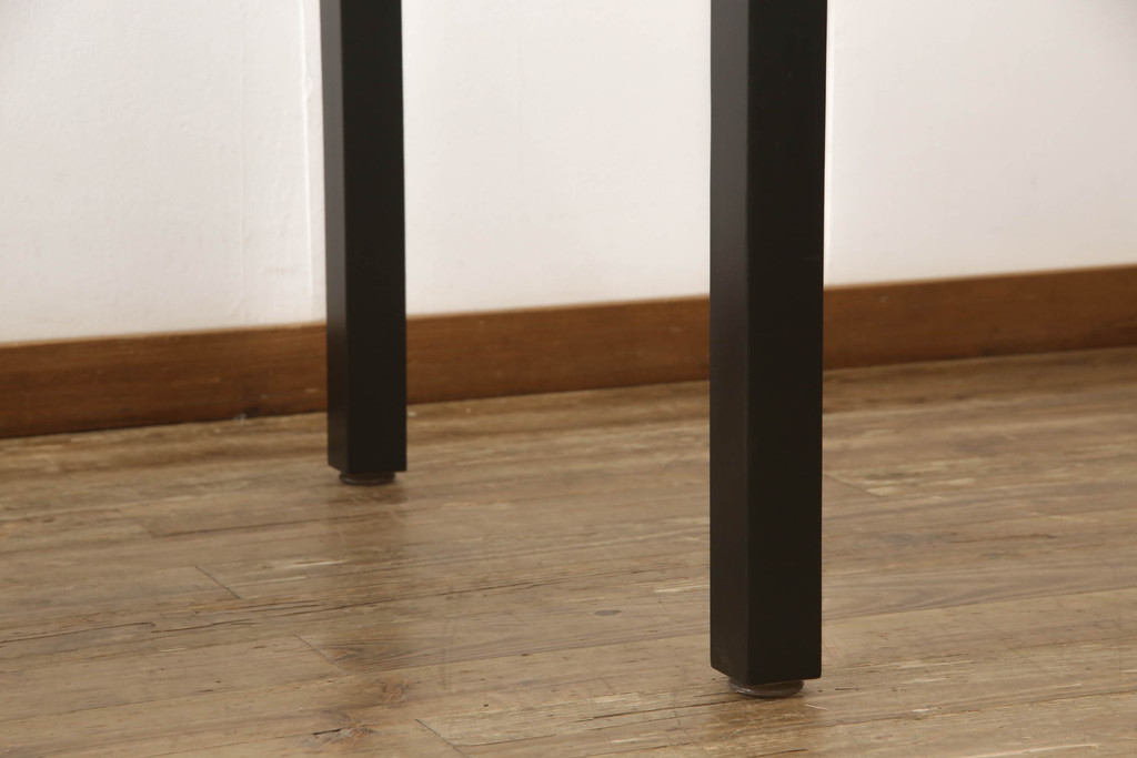 中古　美品　秋田木工　直線的なシンプルなデザインでモダンな空間を演出するダイニングテーブル(2人掛け、4人掛け)(R-054497)