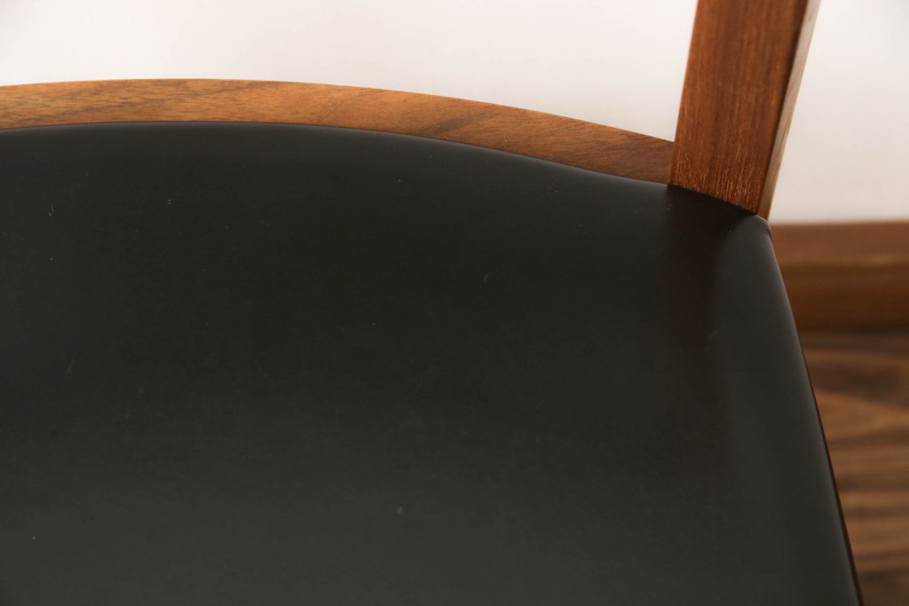 中古　展示美品　Ritzwell(リッツウェル)　CAREZZA(カレッツァ)　782　ウォールナット材　スタイリッシュな佇まいが魅力のチェア(ダイニングチェア、椅子、イス)(定価約10万円)(R-065758)