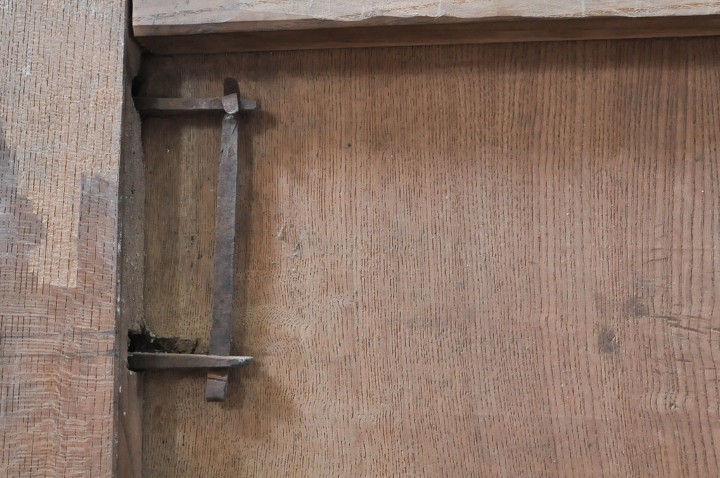 アンティーク建具　新潟産　総欅(ケヤキ)材1枚板　漆塗り　厚手　重厚感のある佇まいが魅力の蔵戸1枚(引き戸、玄関戸、一枚板)(R-069030)