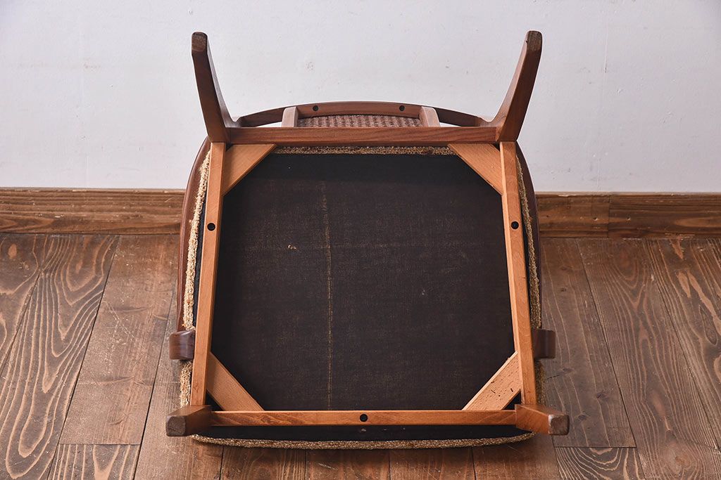 ヴィンテージ家具　北欧ビンテージ　G-PLAN(ジープラン)　メッシュバックのアームチェア(ダイニングチェア、椅子)(1)