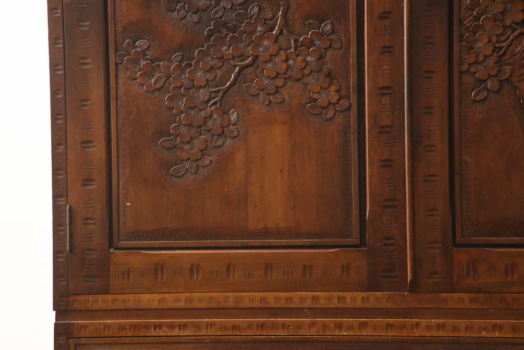 中古　美品　軽井沢彫り　凛と佇む桜の姿が彫刻されたワードローブ(洋服タンス、引き出し、キャビネット、収納棚、戸棚)(R-062368)