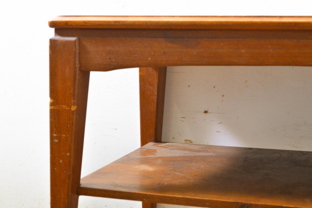 イギリスビンテージ　チーク材　先端に向かって細く伸びた脚がスタイリッシュなサイドテーブル(ローテーブル、リビングテーブル、センターテーブル、ヴィンテージ)(R-063548)