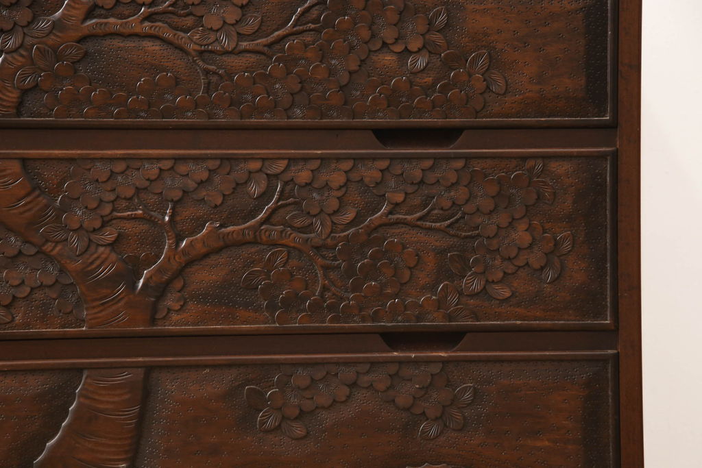 中古　美品　大阪屋家具店　軽井沢彫り　咲き誇る桜が見事に彫刻されたサイドチェスト(衣装箪笥、和タンス、引き出し、サイドボード)(R-062576)