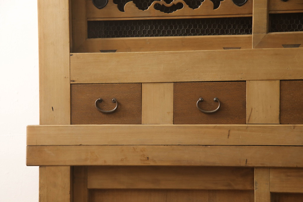 和製アンティーク　四尺　丁寧な作り込みと木味が魅力的な水屋箪笥(重ね箪笥、収納棚、戸棚、食器棚)(R-068828)