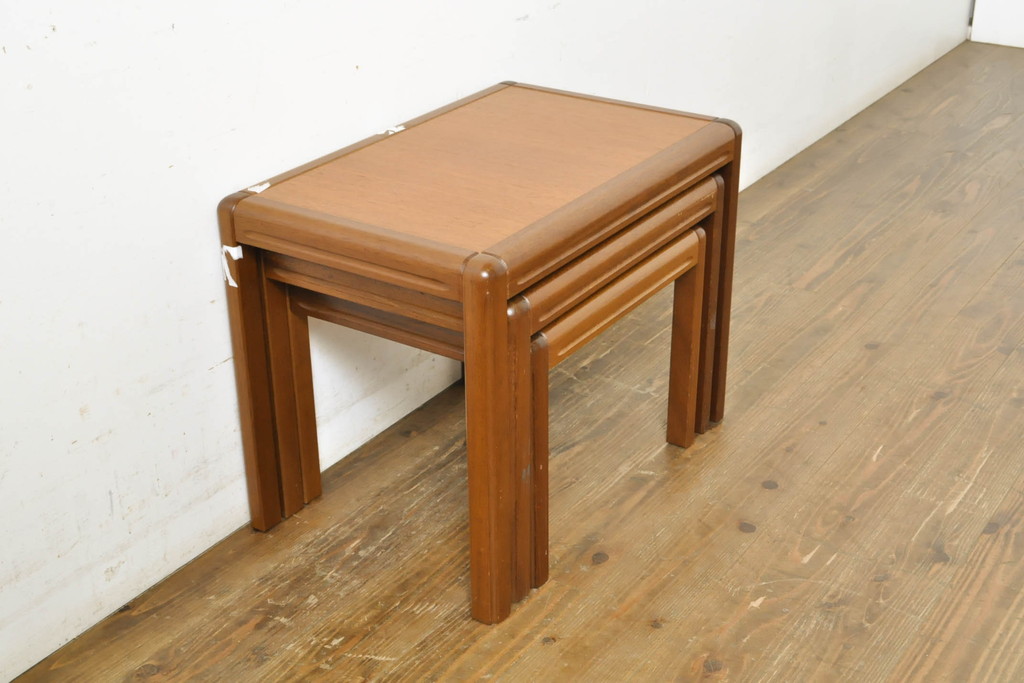 デンマークビンテージ　チーク材　丸みのあるデザインが柔らかい印象を与えるネストテーブル(サイドテーブル、カフェテーブル、ヴィンテージ)(R-063247)
