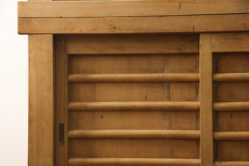 和製アンティーク　木味が魅力　四尺　丁寧な作り込みが魅力的な水屋箪笥サイドボード(収納棚、サイドキャビネット、ローボード、戸棚、食器棚)(R-068830)