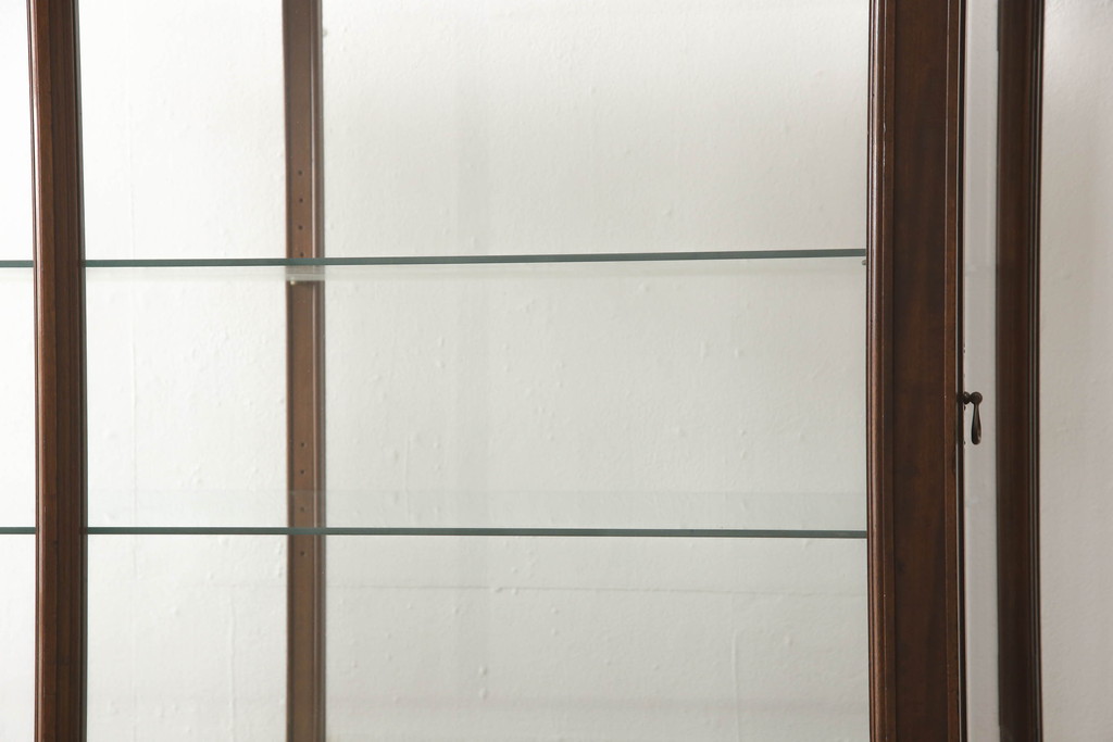 イギリスアンティーク　ウォールナット材　上品な装飾が雰囲気を高める側面扉のガラスケース(ショーケース、陳列棚、飾り棚、収納棚、戸棚、キャビネット、引き出し、店舗什器)(R-063556)