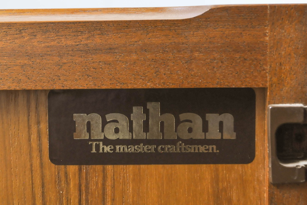 イギリスビンテージ　nathan(ネイサン)　スタイリッシュなデザインがお洒落なサイドキャビネット(収納棚、戸棚、レコードラック、ヴィンテージ)(R-063240)