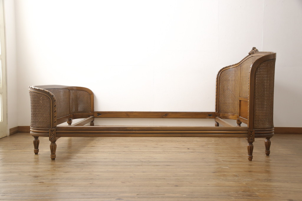 中古　美品　サァラ麻布取り扱い　アメリカ高級家具　クラシカルで優雅な佇まいが魅力的なベッドフレーム(クイーンサイズ)(R-057433)