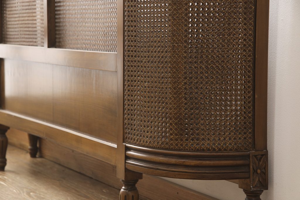 中古　美品　サァラ麻布取り扱い　アメリカ高級家具　クラシカルで優雅な佇まいが魅力的なベッドフレーム(クイーンサイズ)(R-057433)