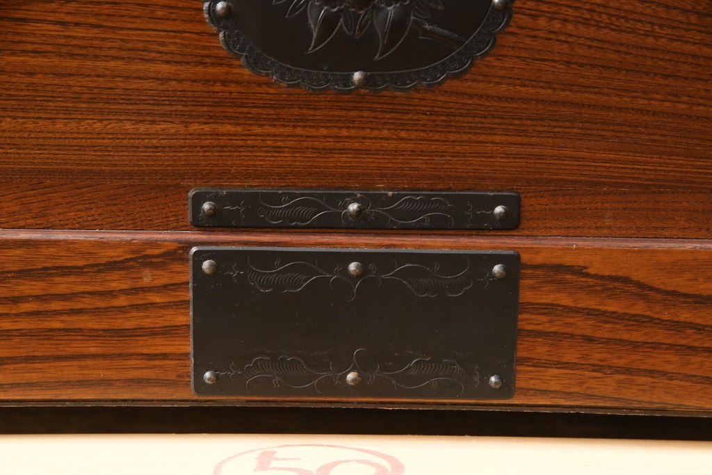 中古　美品　三方欅(ケヤキ)無垢材　牡丹と三階松の手打ち金具が目を引く特注民芸箪笥(和箪笥、収納たんす、チェスト、引き出し)(R-058701)