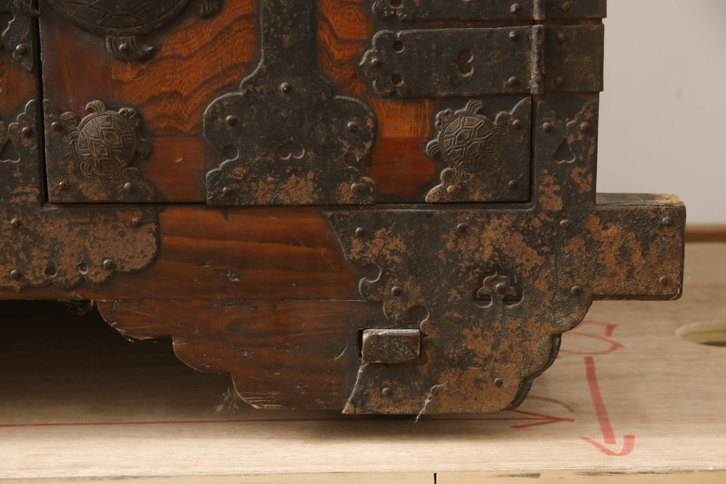 和製ビンテージ　重厚感ある金具が立派なアンティーク調の車箪笥(和箪笥、収納たんす、整理タンス、時代箪笥、亀、スッポン?、ヴィンテージ)(R-069907)
