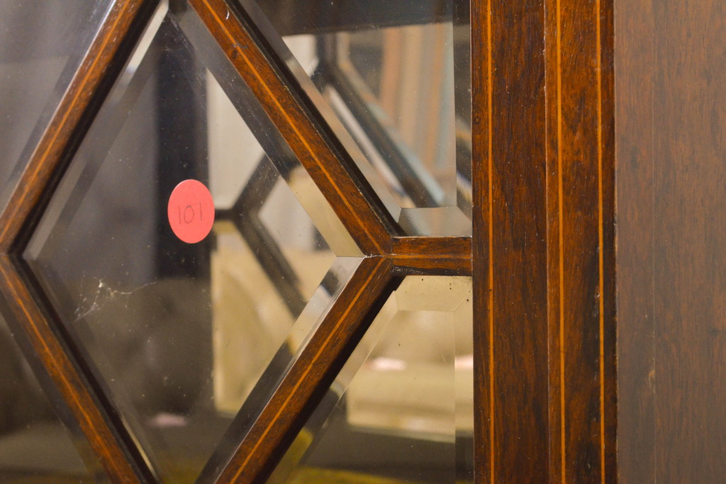 イギリスアンティーク　最高級!!　ローズウッド材　鏡付き　象嵌入り　クラシカルで上品な装飾が目を惹くパーラーキャビネット(飾り棚、戸棚、収納棚、ミラー)(R-063496)