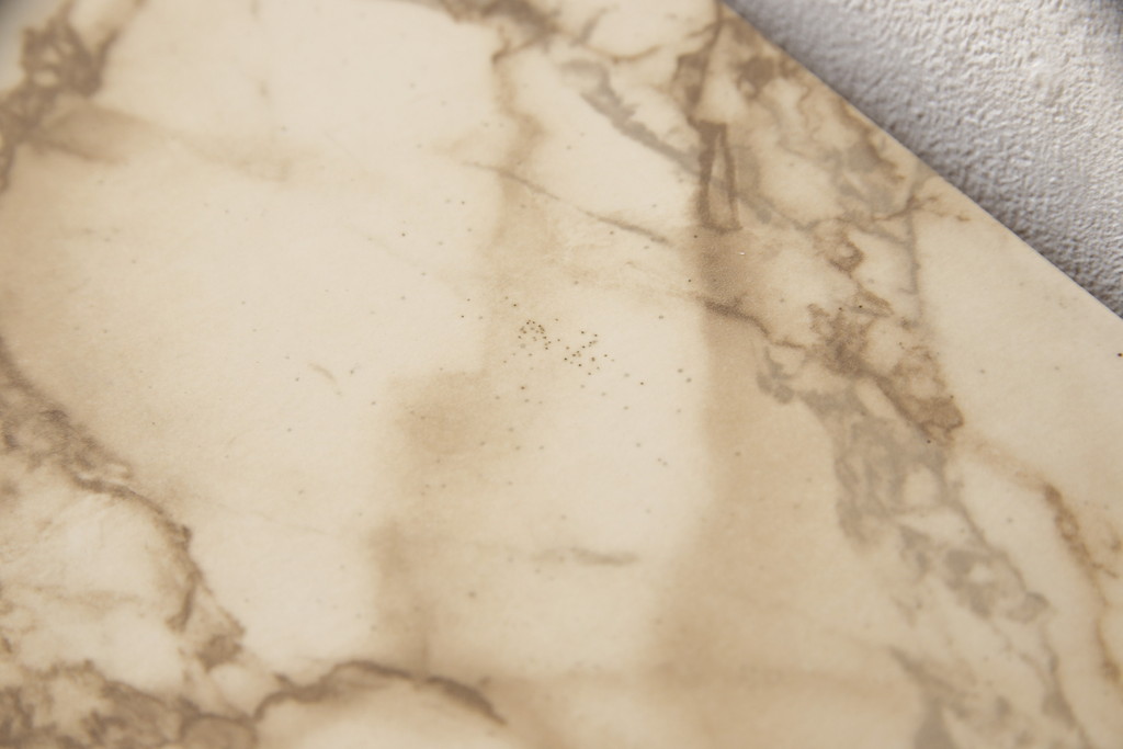イギリスヴィンテージ　大理石風のデザインが珍しい!薄型キャビネット(キュリオケース、ガラスケース、ショーケース)(R-050776)