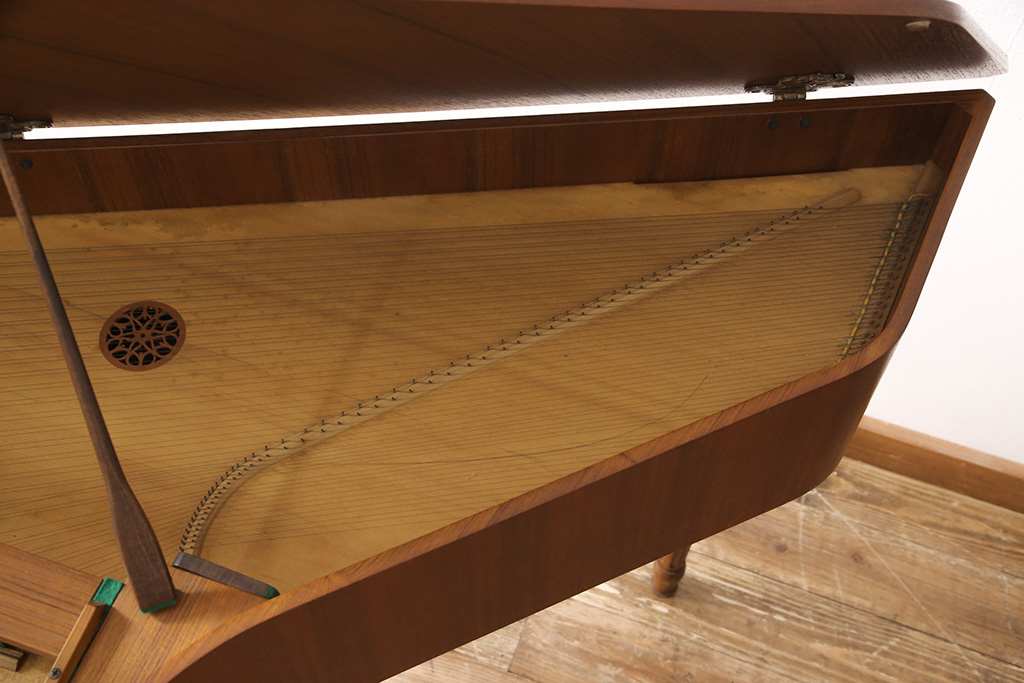 和製ビンテージ　希少　東海楽器チェンバロ　TOKAI PIANO(トーカイピアノ)　ジャンク品　ディスプレイにおすすめ!北欧デザインが素朴でかわいらしいピアノ(ヴィンテージ、ディスプレイ、店舗什器)(R-052352)