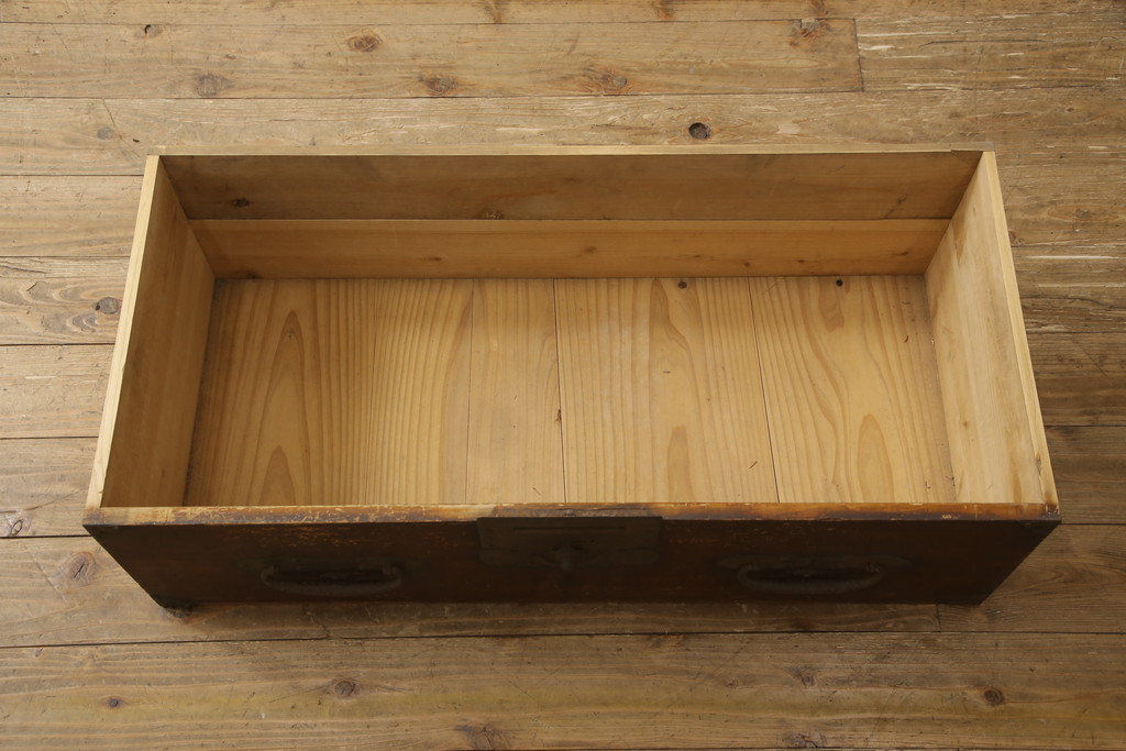 和製アンティーク　杉(スギ)材　天板リメイク　脚付きリメイク　使いやすく生まれ変わる箪笥サイドボード(サイドチェスト、引き出し、収納箪笥)(R-069910)