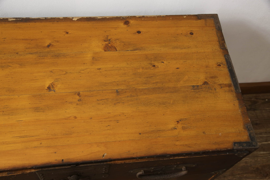 和製アンティーク　杉(スギ)材　天板リメイク　脚付きリメイク　使いやすく生まれ変わる箪笥サイドボード(サイドチェスト、引き出し、収納箪笥)(R-069910)