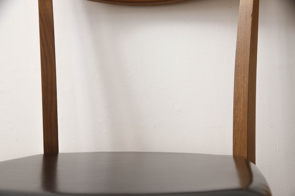 中古　展示美品　Ritzwell(リッツウェル)　CAREZZA(カレッツァ)　782　ウォールナット材　洗練されたフォルムが魅力のチェア2脚セット(ダイニングチェア、椅子、イス)(定価1脚約10万円)(R-065757)