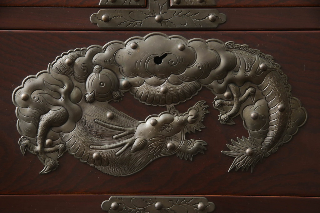 中古　美品　岩谷堂箪笥　龍が施された手打ち金具が和の雰囲気を高める和タンス(和箪笥、収納箪笥、引き出し、サイドチェスト)(R-070437)