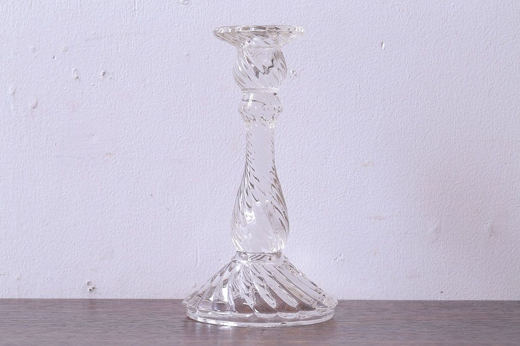 アンティーク雑貨　イギリスアンティーク ツイストデザイン 上品な印象のガラス製キャンドルスタンド(ろうそく立て、キャンドルホルダー)