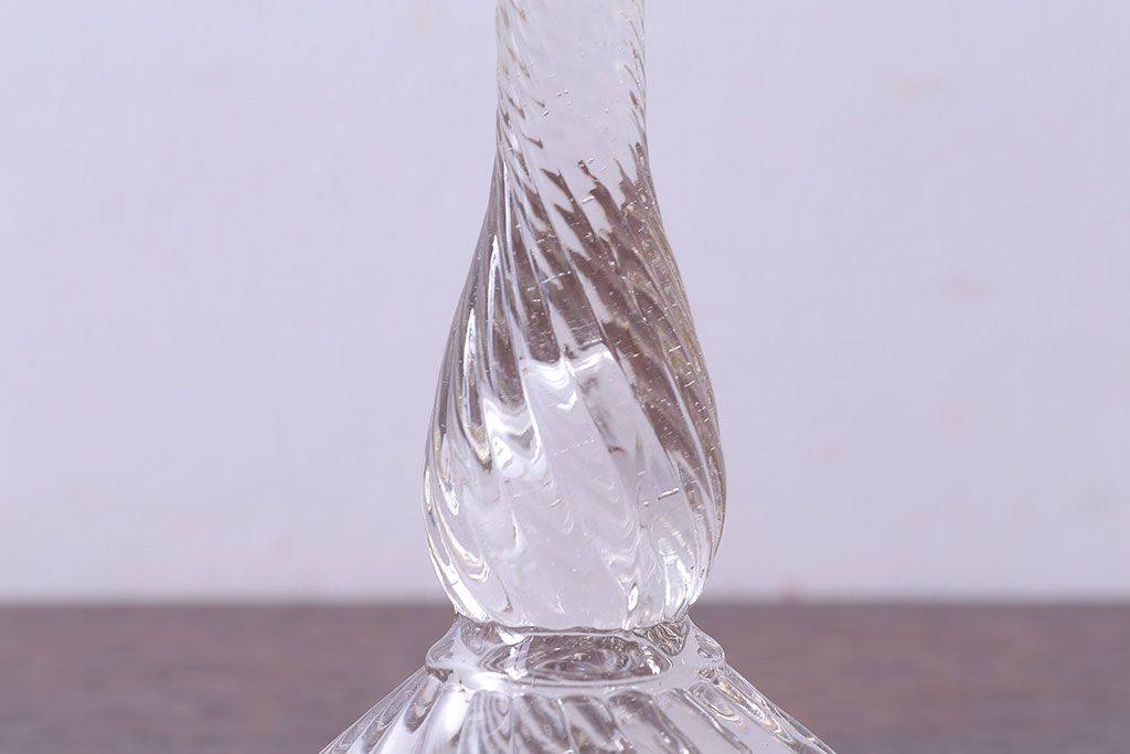 アンティーク雑貨　イギリスアンティーク ツイストデザイン 上品な印象のガラス製キャンドルスタンド(ろうそく立て、キャンドルホルダー)