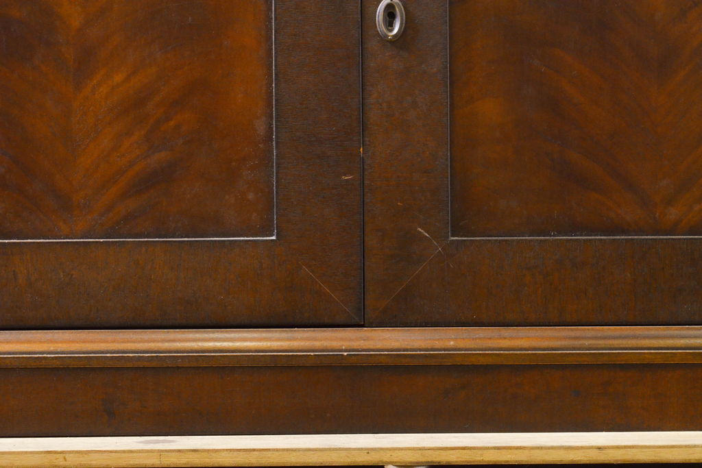 中古　アメリカ輸入モデル　DREXEL HERITAGE(ドレクセルヘリテイジ)　美しい杢目とクラシカルな佇まいが魅力の照明付きキャビネット(飾り棚、収納棚、戸棚、食器棚、カップボード)(R-062410)